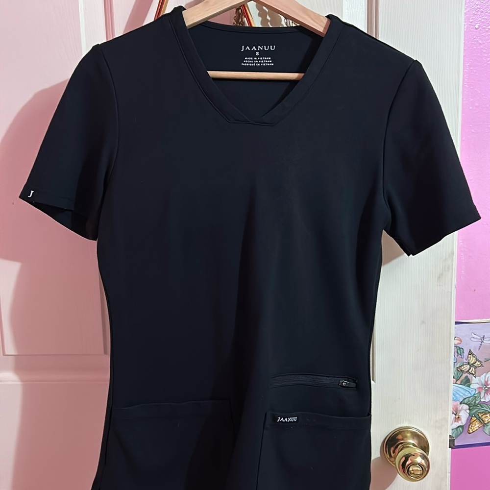 JAANUU Kass Slim 4-Pocket ULTRAsoft Scrub Top